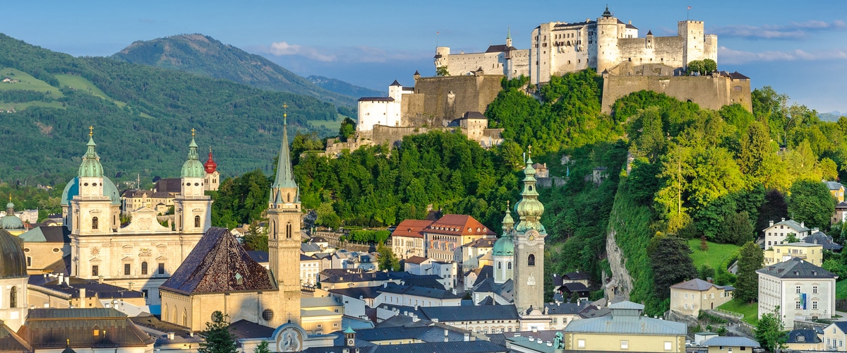Sehenswürdigkeiten Salzburg, Blick vom Mönchsberg auf die Festung Hohensalzburg und auf die Salzburger Altstadt